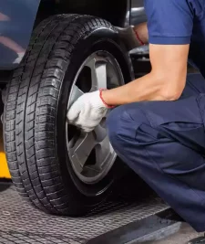 como cambiar la llanta de un carro