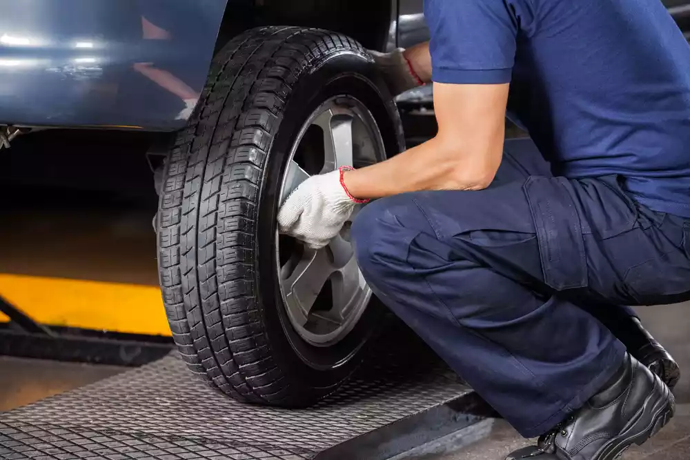 como cambiar la llanta de un carro